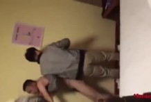 抓姦現場妻子在床一絲不掛多人暴打小王場面十分火爆絕對真實