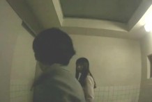 あき 公園のトイレで声ガマンセックス 飲食店勤務