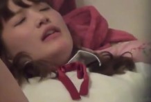 偷拍室友趁沒人的時候在床上自摸…