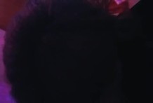 男女朋友在卡拉OK練歌房