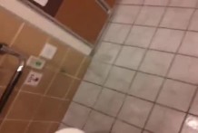 公廁中出女子校生