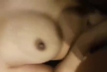 忍不住了～睡前看到裸睡女友…