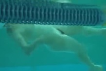 大學美女友原桃子裸泳