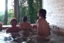 孤單巨乳美女泡湯(3)