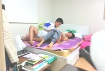 學生妹剛吃完藥就被男友硬上