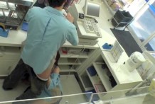 役女子大生で可愛いコンビニ店員に中出し！