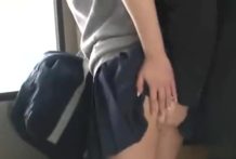 電車内で犯される制服着た女