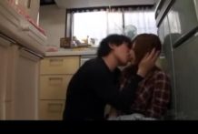 兄妹偷吃禁果時媽媽突然回來,結果躲到衣櫥繼續干