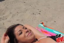 ビーチでやれないから車まで行ってパイパン彼女とハメ撮り～～」