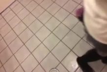 【無修正】セフレとトイレでハメ撮り！