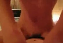 貧乳垂れパイのスリムな専業主婦の両穴を生ハメ撮り