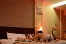 カップルがソファーとベッドでハメ撮り